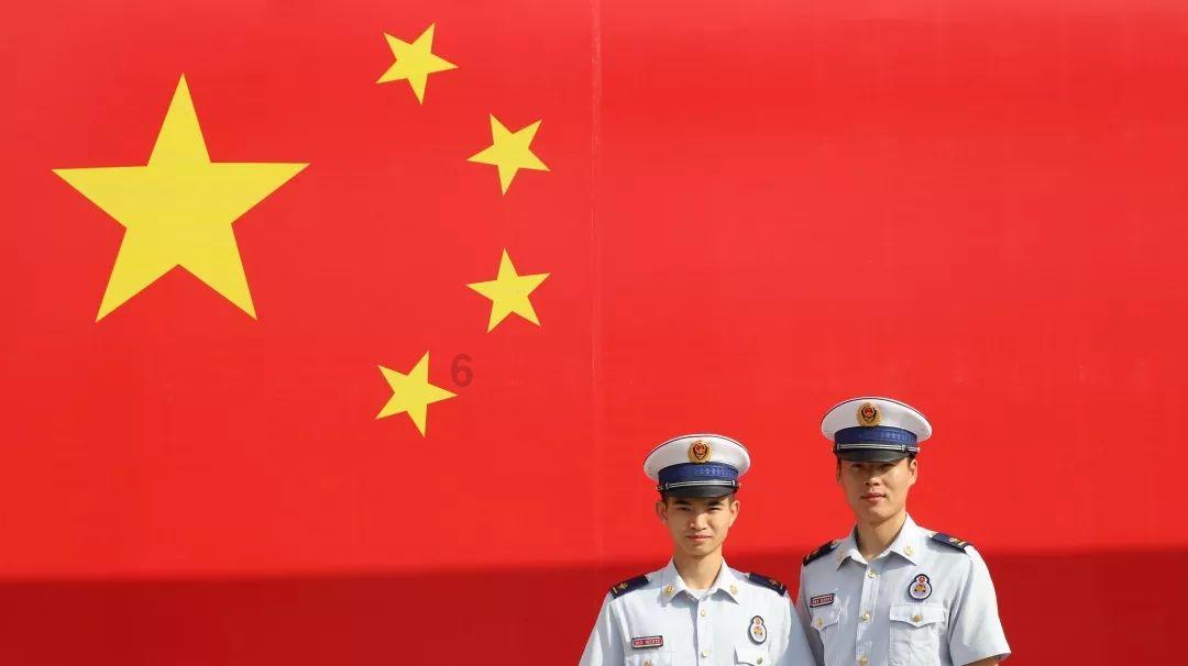 度假的时尚女孩